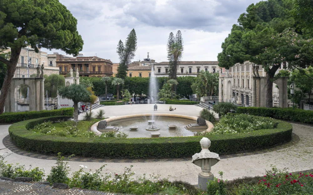 Foule assise pour un concert en plein air à la Villa Bellini, Catane, en été