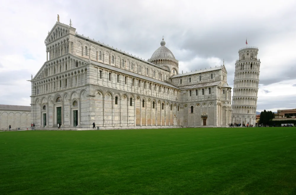 Nef intérieure du Duomo de Pise avec colonnes de granit et plafond doré