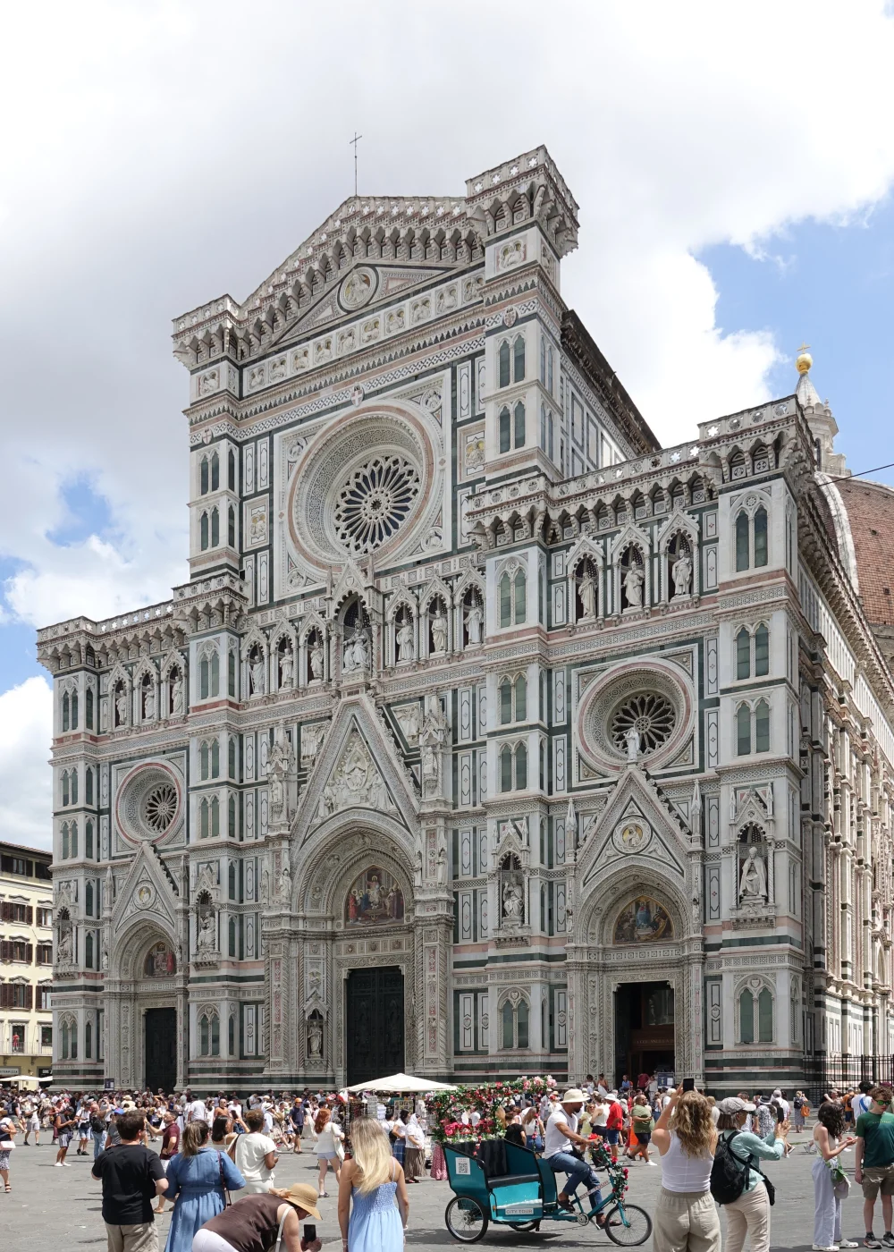 Façade en marbre blanc, vert et rose de la cathédrale Santa Maria del Fiore, Florence, tôt le matin