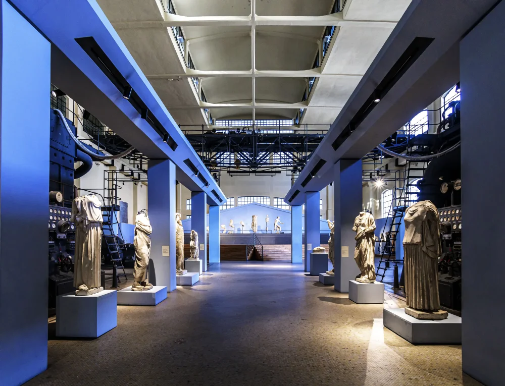 Sculptures antiques exposées parmi les machines industrielles de la Centrale Montemartini à Rome