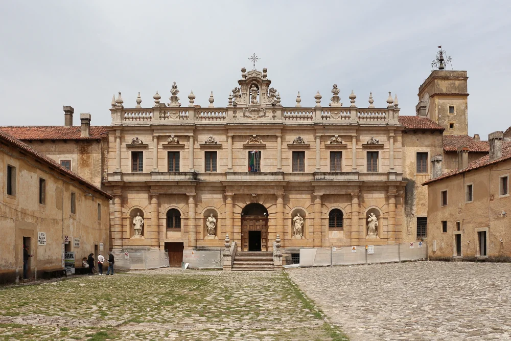 Cloître monumental de la Certosa di San Lorenzo à Padula
