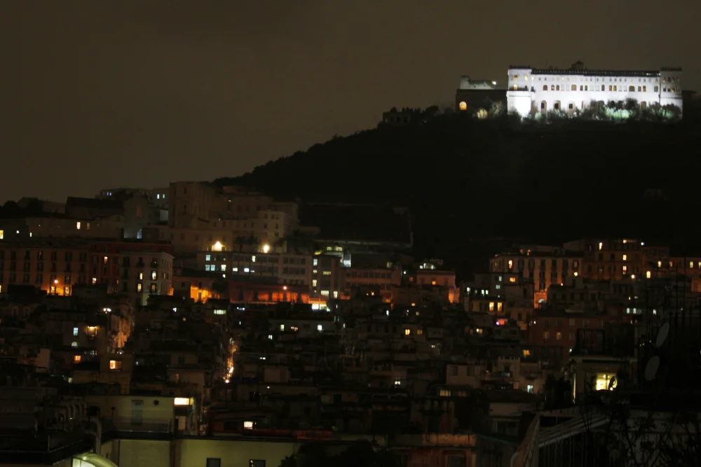 Ruelles étroites des Quartieri Spagnoli de nuit, vues depuis la Certosa di San Martino, Naples
