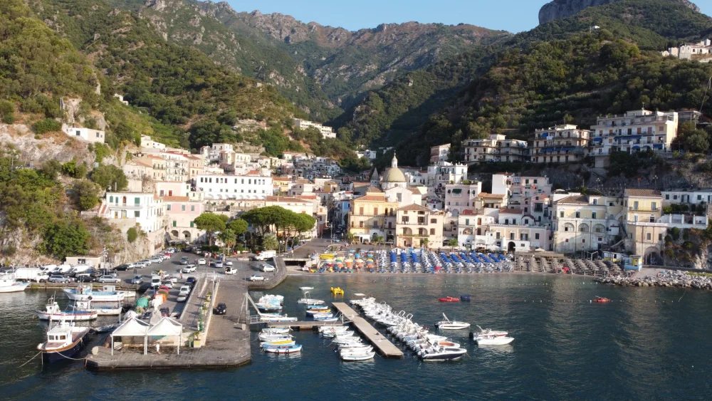Port de pêche de Cetara sur la côte amalfitaine au coucher du soleil