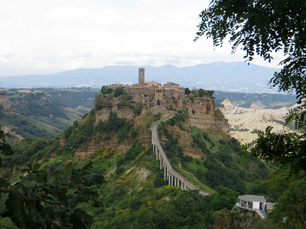 Pont piétonnier menant à Civita di Bagnoregio au-dessus des calanques d'argile