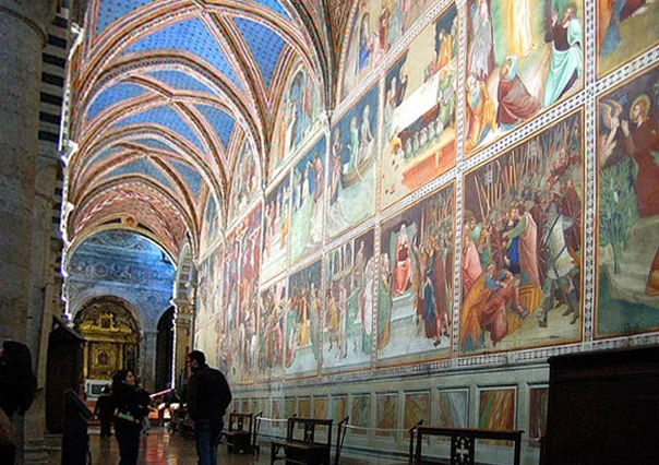Façade romane de la Collegiata Santa Maria Assunta sur la Piazza del Duomo, San Gimignano