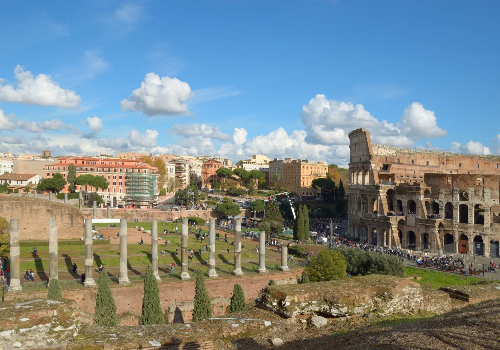 Colisée et Via Sacra dans la lumière du matin, Rome