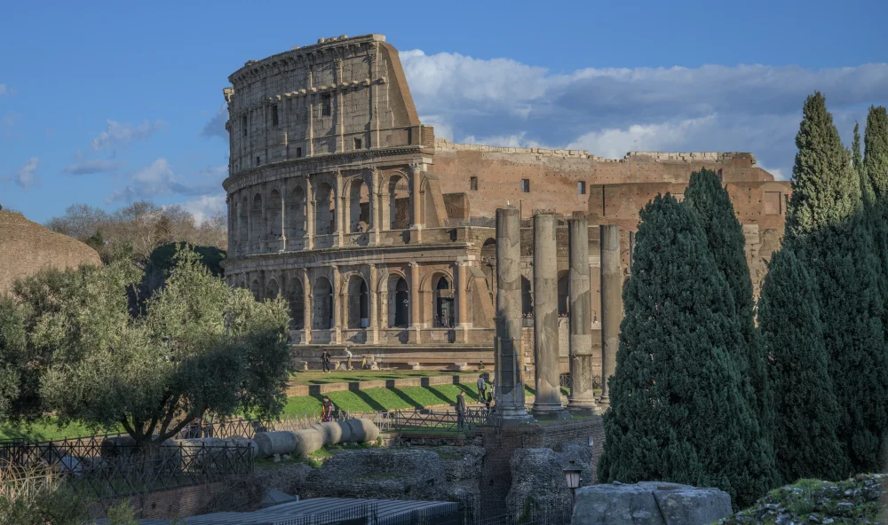 Colisée et Forum romain vus depuis les gradins de pierre blonde, Rome