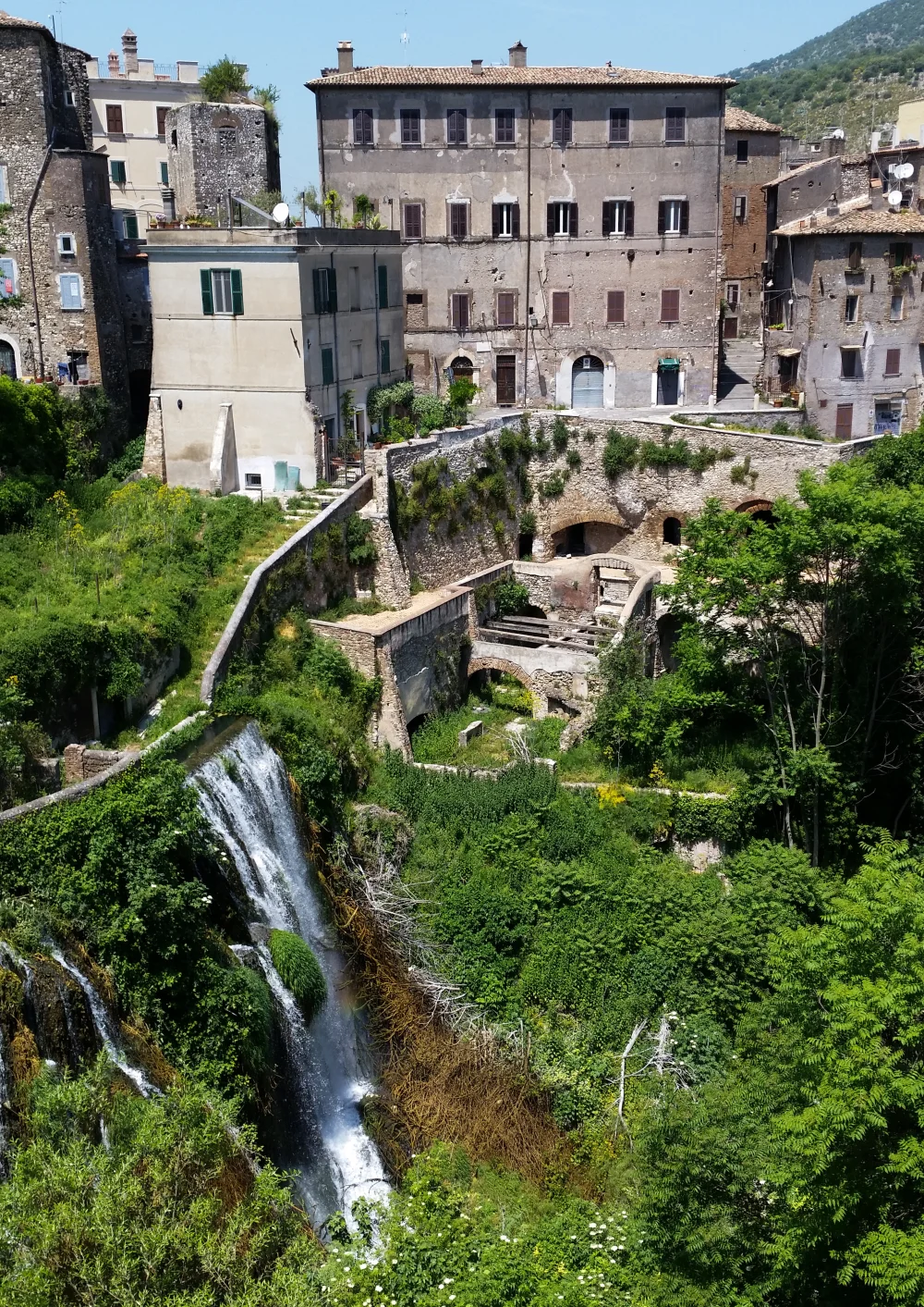 Cascade et gorge boisée de la Villa Gregoriana à Tivoli, près de Rome