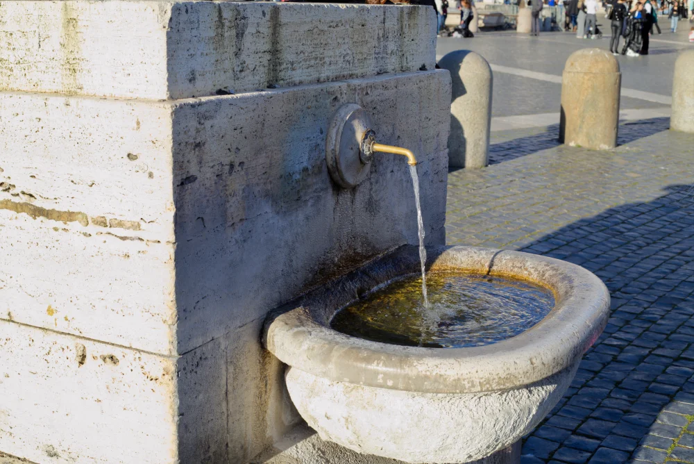 Fontaine publique d'Eau potable à Rome en fonte près de la place Saint-Pierre