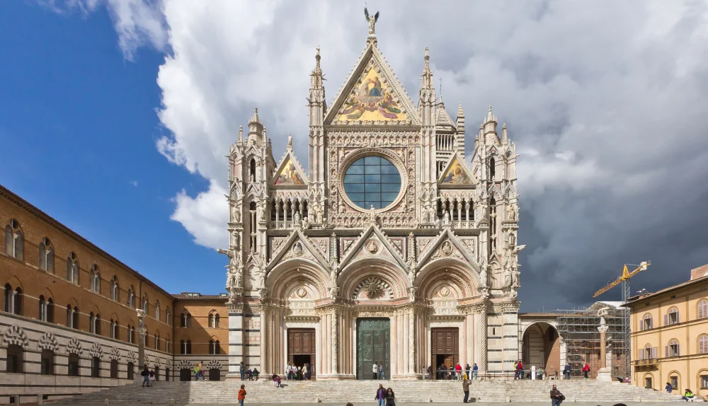 Façade du Duomo di Siena en marbre blanc et vert sombre, Toscane