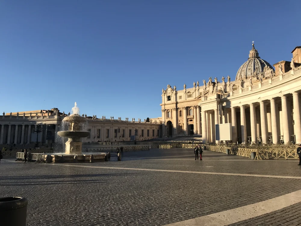 Place Saint-Pierre au petit matin, décorée pour les fêtes de fin d'année, Rome