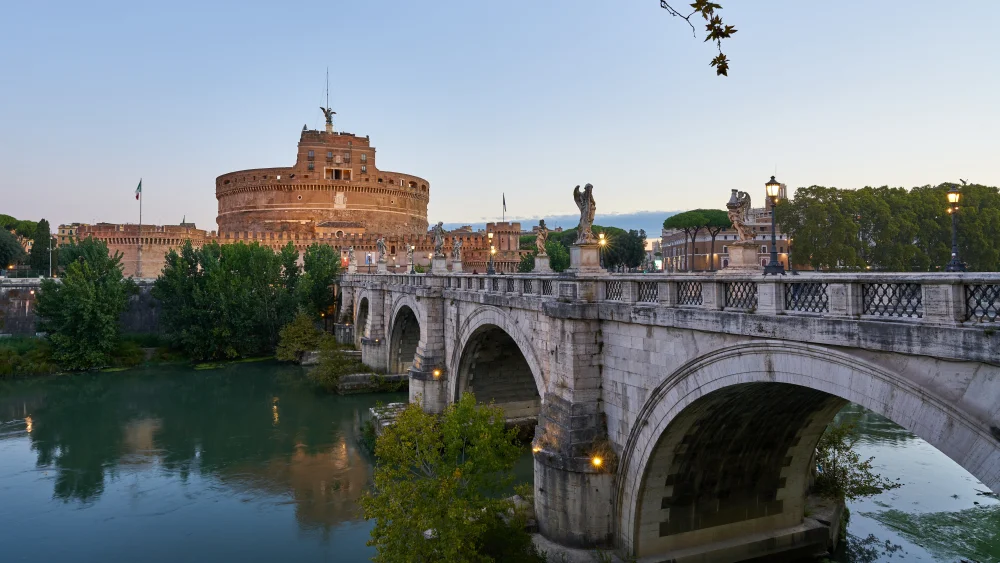 Centre historique de Rome tôt le matin en été, rues encore vides avant la chaleur
