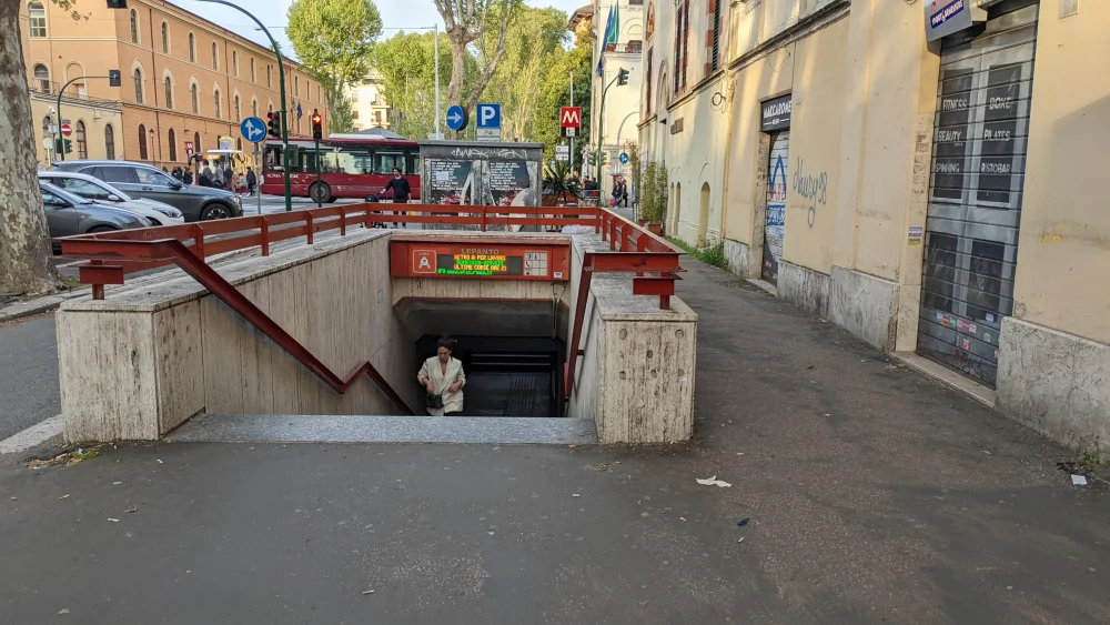 Entrée de la station de métro Lepanto sur la ligne A, quartier Prati, idéal pour visiter Rome sans voiture