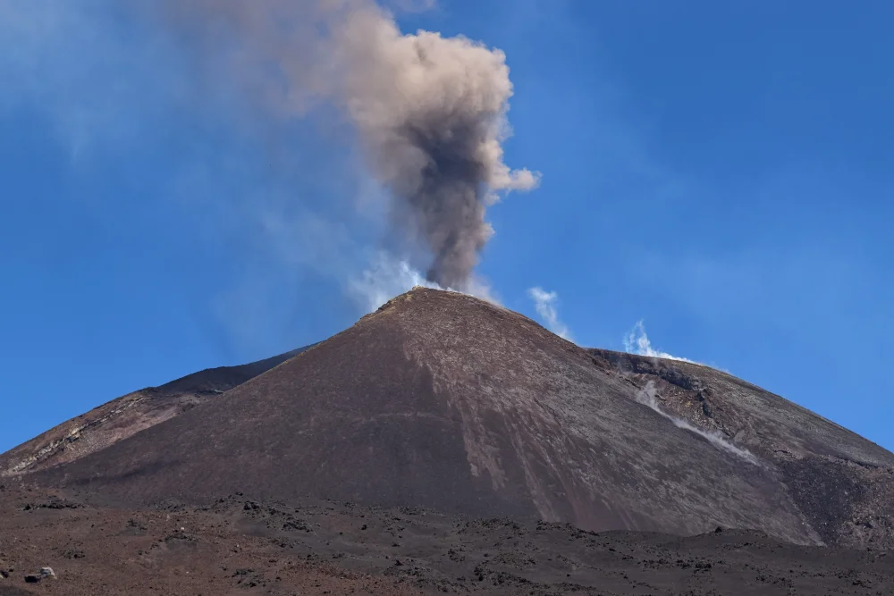 Photo d'archive : coulée de lave nocturne au cratère sud-est de l'Etna, le 17 mai 2022