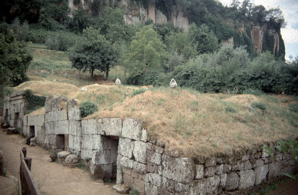 Tombes étrusques alignées à la Necropoli del Crocifisso del Tufo, Orvieto