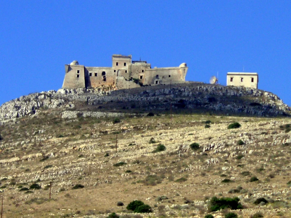 Château de Santa Caterina sur la colline de Favignana, palais d'Ulysse dans L'Odyssée de Nolan
