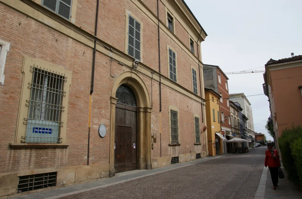 Façade d'un palazzo historique transformé en hébergement à Lucques
