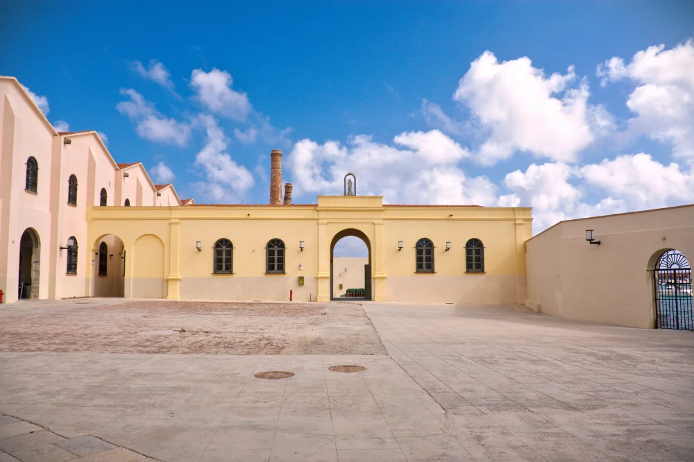 Façade néo-gothique de l'ex-Stabilimento Florio sur le port de Favignana