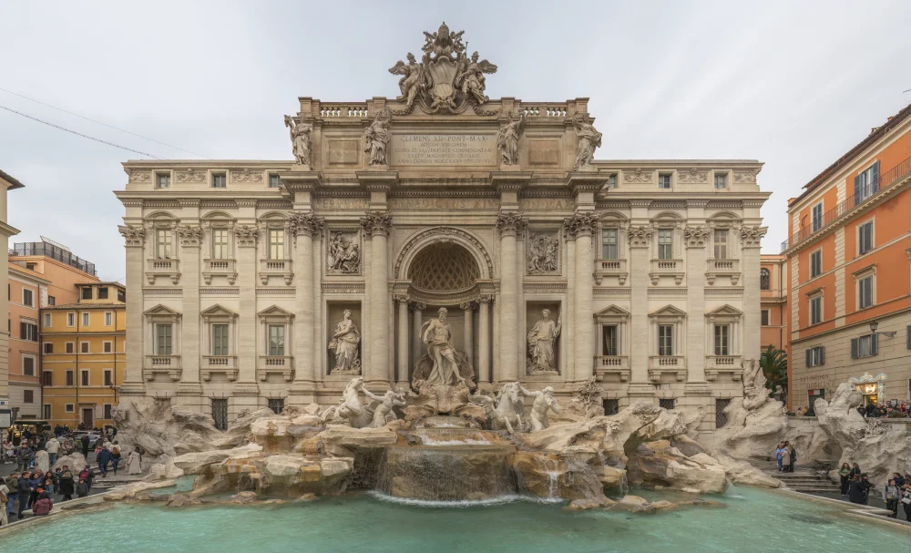 Fontaine de Trevi éclairée en fin de journée, centre historique de Rome