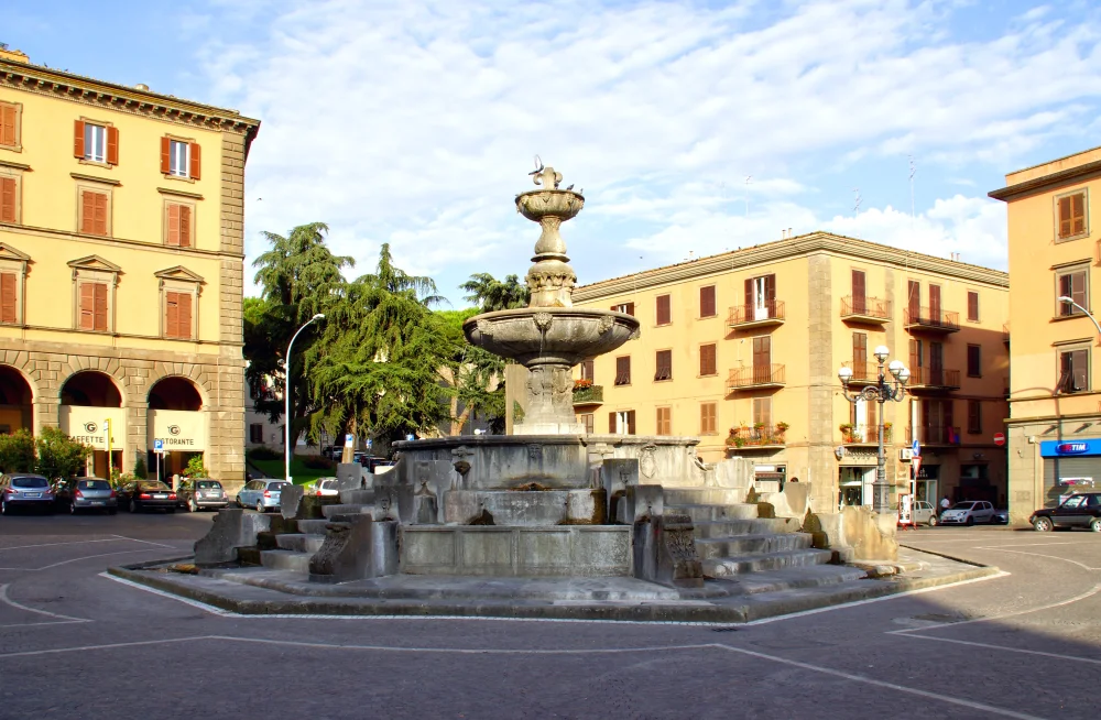 Fontaine et rue du centre historique de Viterbe près de Piazza della Rocca