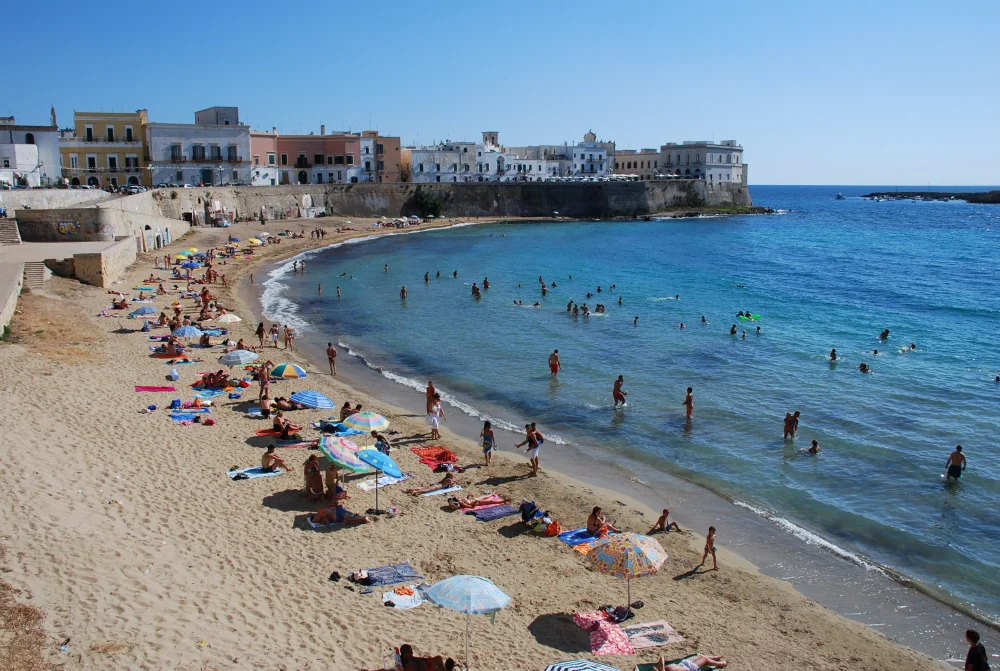 Spiaggia della Purità à Gallipoli vue depuis les remparts de la vieille ville, Pouilles