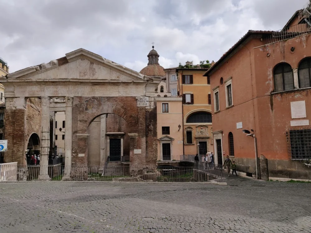 Ruelles du Ghetto ebraico avec le Portico d'Ottavia à l'arrière-plan, rome en août