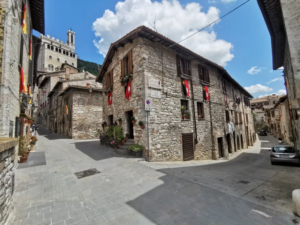 Ruelle médiévale pavée du centre historique de Gubbio, Ombrie