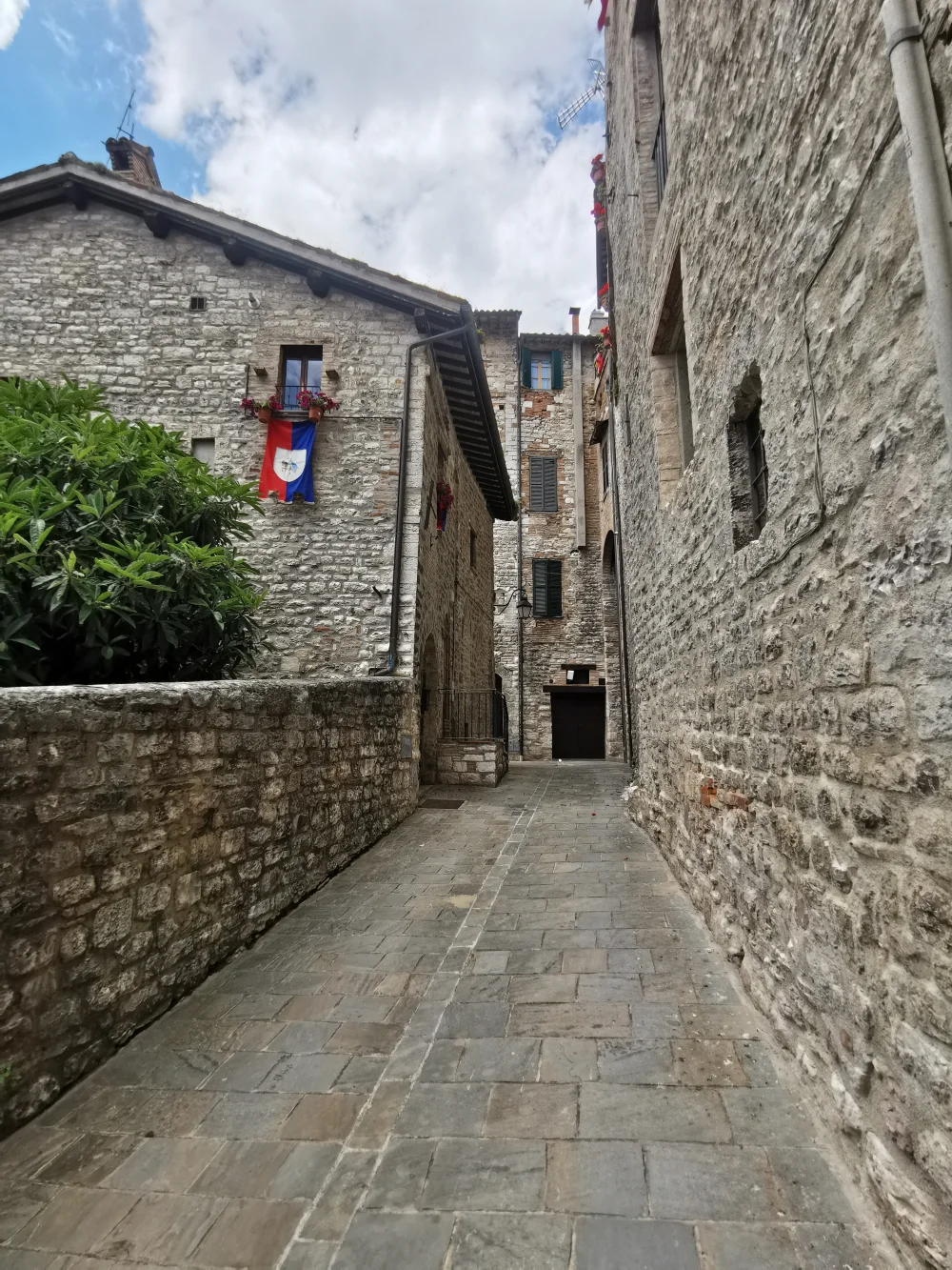 Rue étroite en pente du quartier médiéval de San Martino à Gubbio