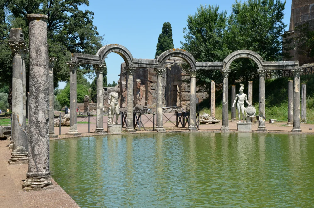 Canope de la Villa Adriana avec ses colonnes et son bassin, résidence de l'empereur Hadrien à Tivoli