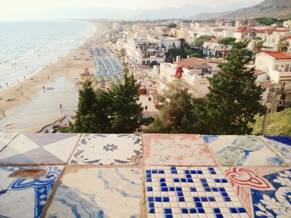 Village blanc de Sperlonga au-dessus de la plage, littoral du Latium