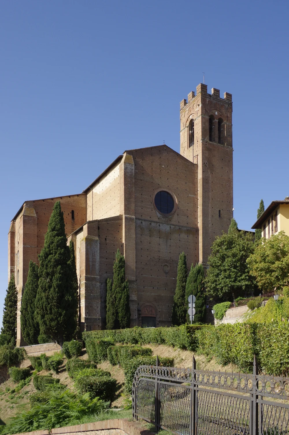 Basilique San Domenico en brique sur la colline de Camporegio, Sienne