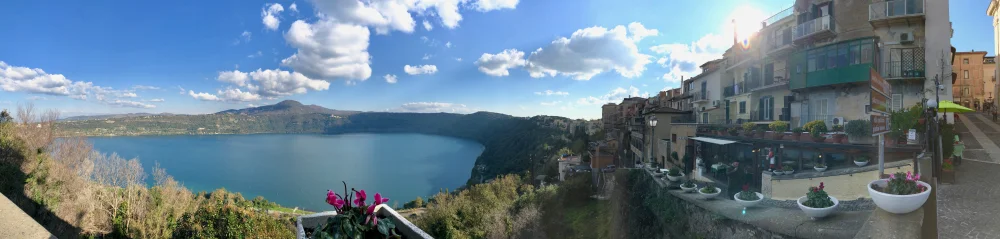 Lac d'Albano dans les Castelli Romani sous un ciel d'automne, près de Castel Gandolfo