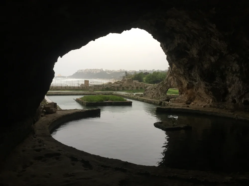 Entrée de la grotte de Tibère vue depuis l'intérieur, musée archéologique national de Sperlonga, Latium