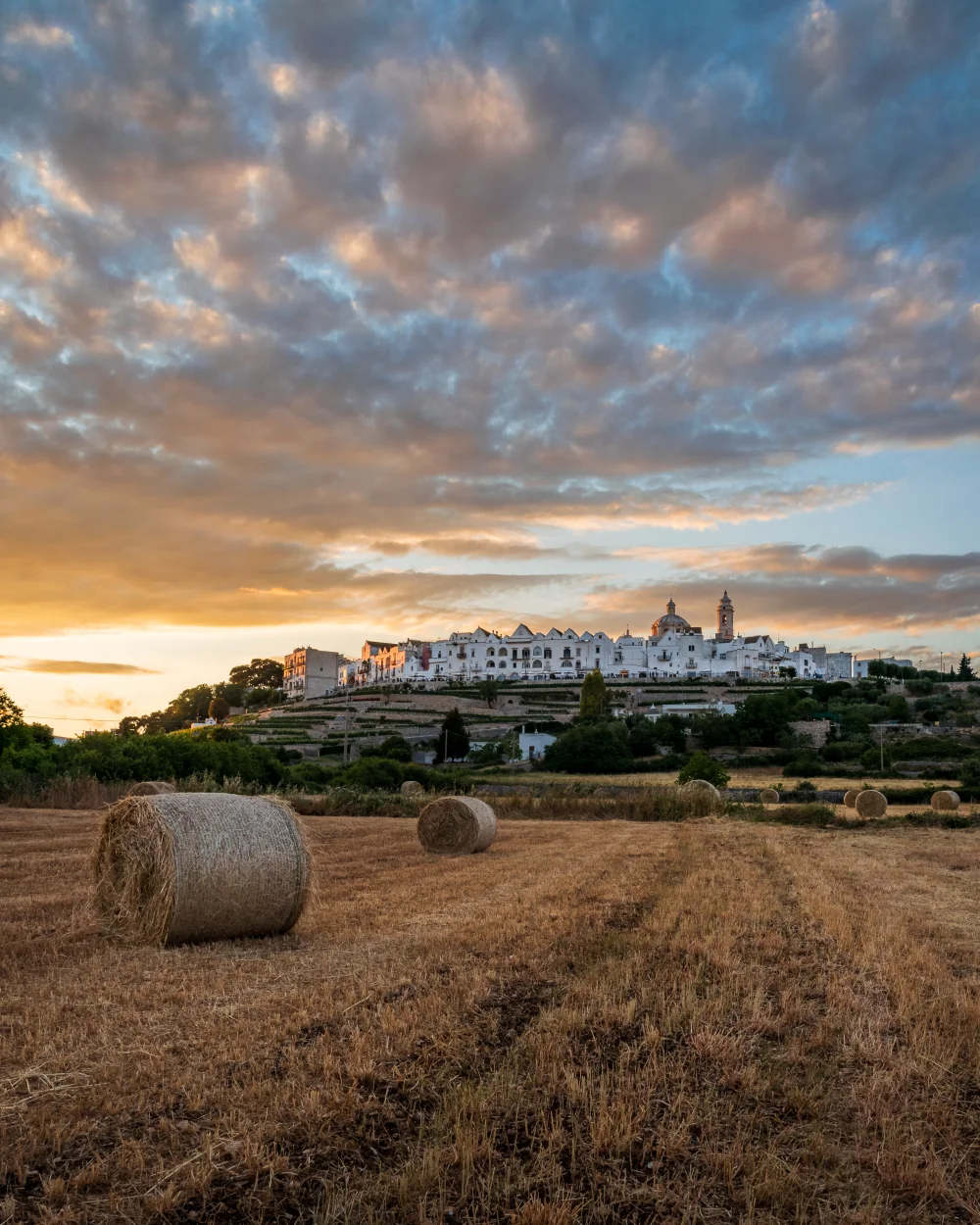 Vue de Locorotondo au coucher du soleil sur la Vallée d'Itria, Pouilles