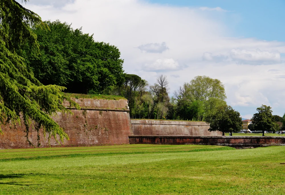 Promenade arborée sur les remparts Renaissance de Lucques, Toscane