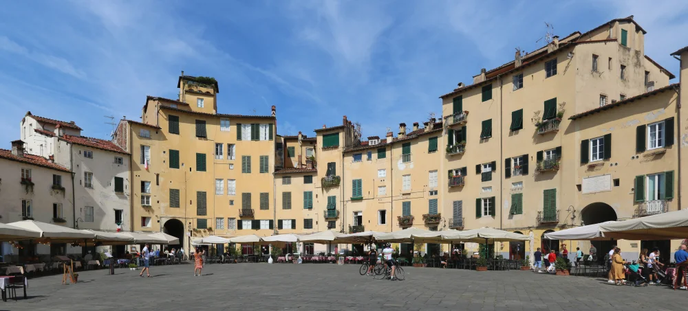 Vue ovale de la Piazza dell'Anfiteatro construite sur l'amphithéâtre romain de Lucques