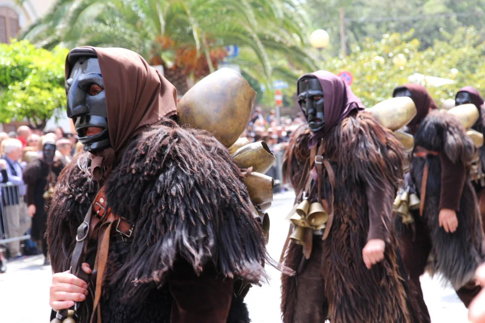 Mamuthones et Issohadores : costumes, rythme et rôles