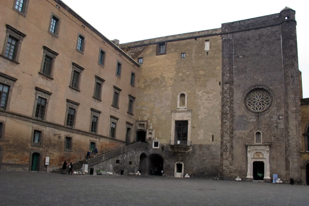 Cour intérieure pavée du Castel Nuovo, le Maschio Angioino, à Naples