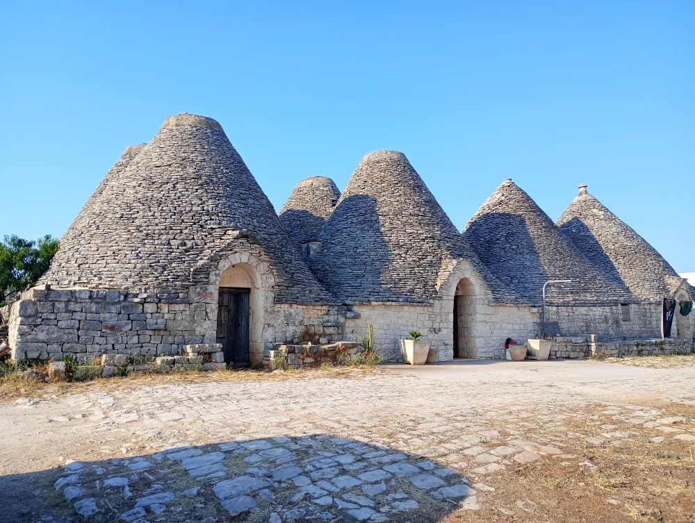 Groupe de trulli attenant à une masseria fortifiée, campagne des Pouilles