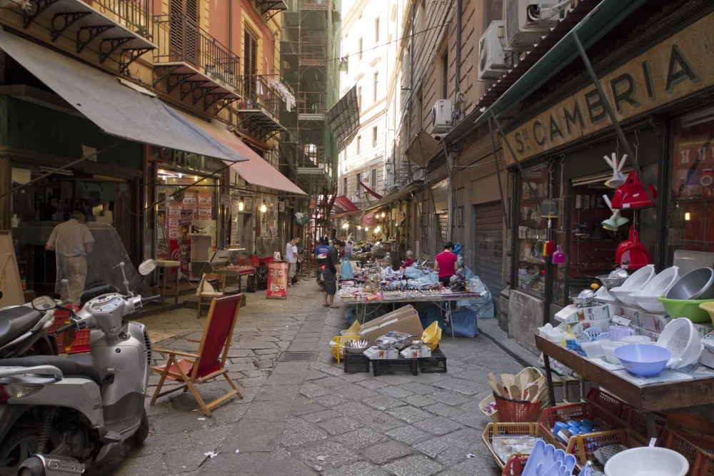 Étals de street food et poissonniers au marché de la Vucciria, Palerme