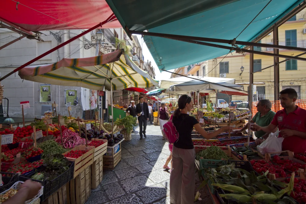 Étals de street food et braises allumées la nuit dans le quartier de la Vucciria, Palerme