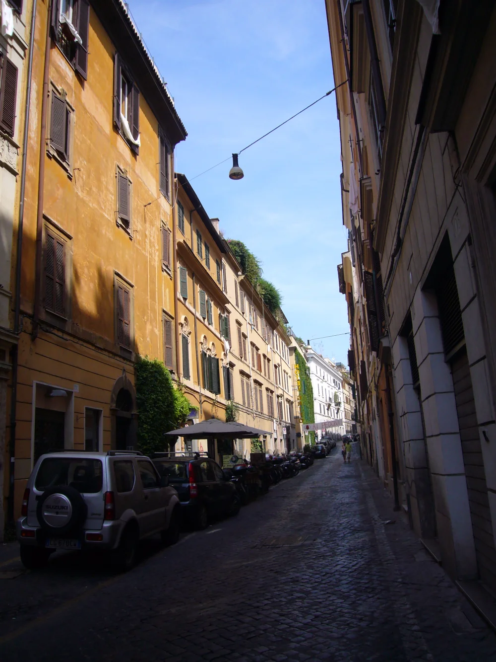 Façades colorées et vitrines de Via del Boschetto, quartier de Monti à Rome