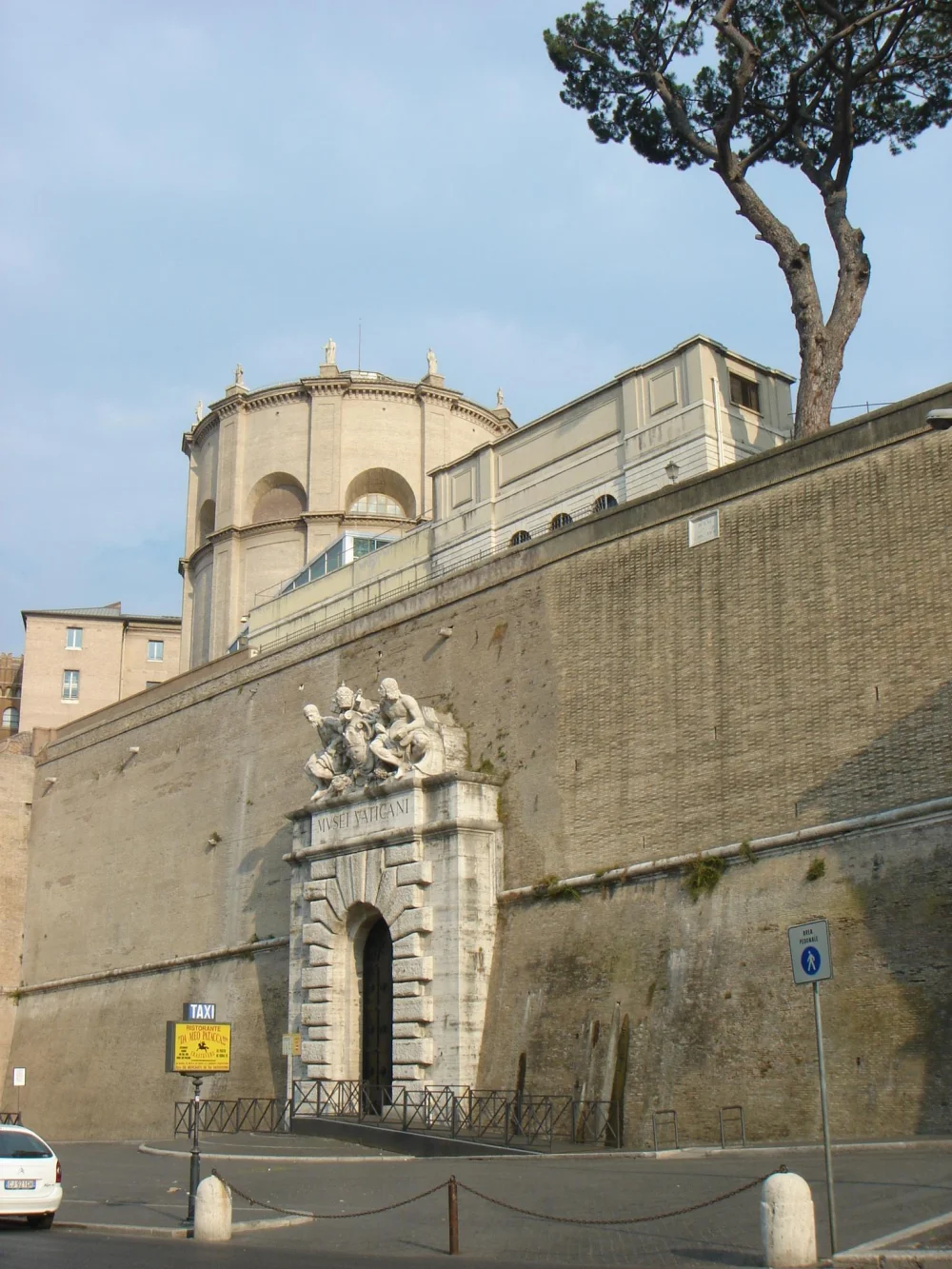Entrée des Musées du Vatican le long des murs vaticans, Rome