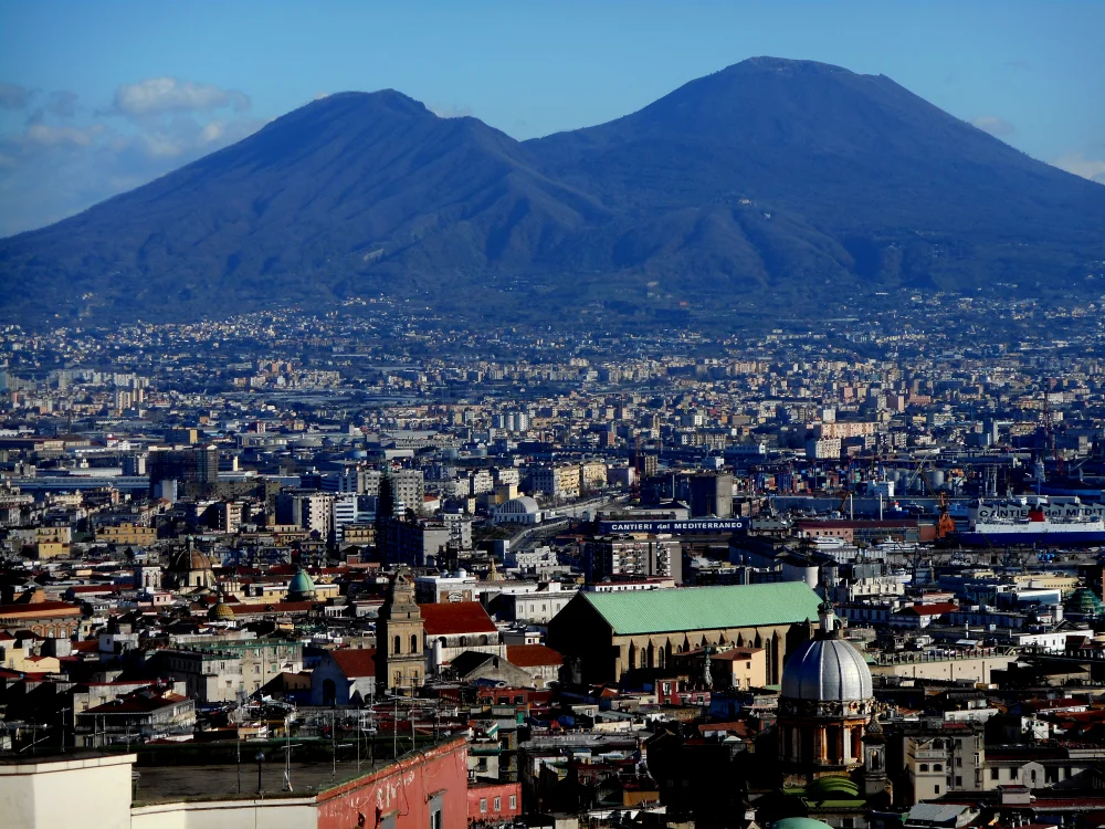 Vue de la baie de Naples avec le Vésuve en arrière-plan au soir