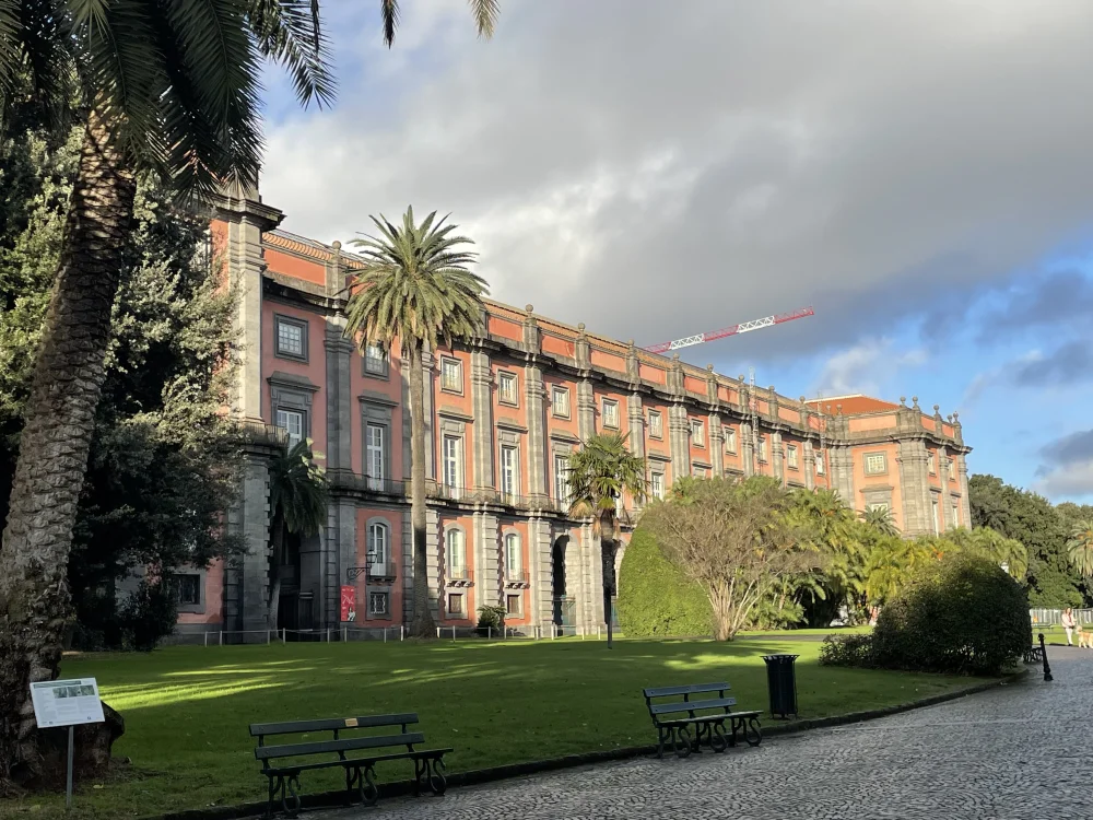 Façade du Musée de Capodimonte à Naples entourée de son parc, une visite pratique pour fuir la chaleur de Naples en août