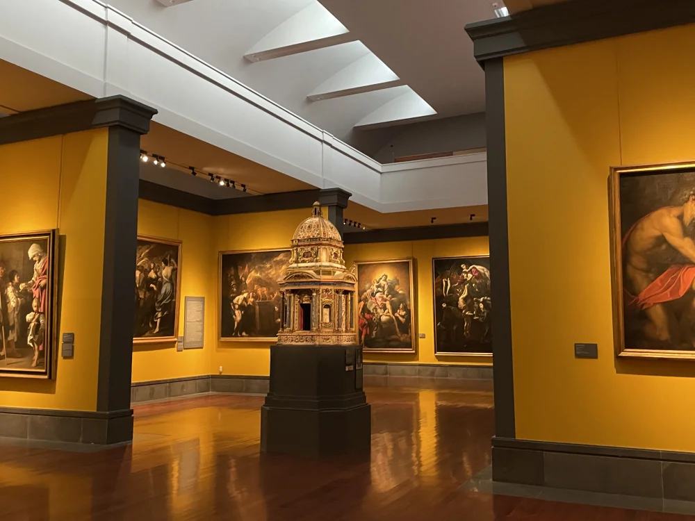 Salle intérieure du Musée de Capodimonte avec collection de peintures de la Renaissance