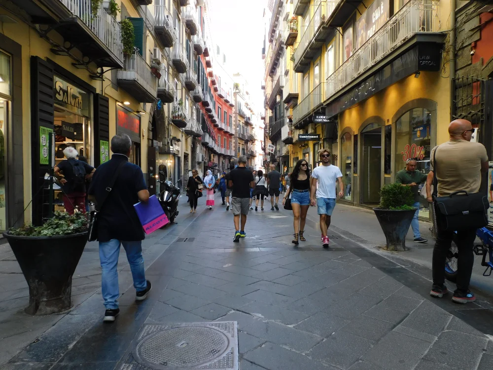 Façades élégantes de la Via Chiaia dans le quartier chic de Naples