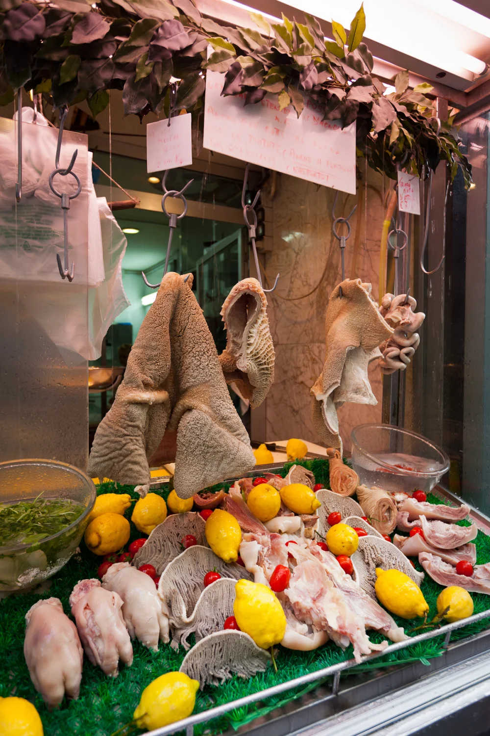 Chariot de tripier vendant o' pere e 'o musso au marché de la Pignasecca, Naples
