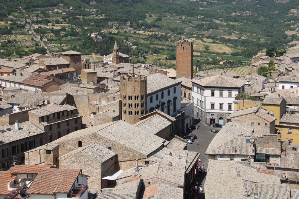 Vue panoramique sur les toits d'Orvieto perchée sur son plateau de tuf