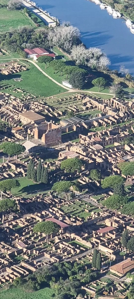 Des immeubles, des boutiques et des métiers autour des temples